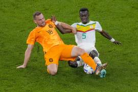 Vincent Janssen en disputa por el balón frente a Idrissa Gueye de Senegal.