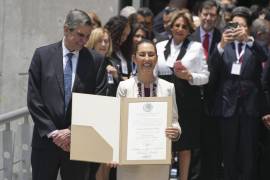 Claudia Sheinbaum recibió en una sesión solemne en la Sala Superior del Tribunal Electoral del Poder Judicial de la Federación su constancia que la acredita como presidenta electa. La futura mandataria pidió que la llamen “presidenta, con a”.