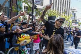 Juan Toscano-Anderson de los Golden State Warriors celebra con los fanáticos durante el desfile del campeonato de la NBA en San Francisco.