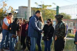 Integrantes de las cuadrillas realizan labores de limpieza en distintos puntos de la ciudad.