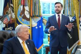 El expresidente Donald Trump escucha atentamente mientras el senador JD Vance se dirige a los asistentes durante una reunión en la Oficina Oval de la Casa Blanca.