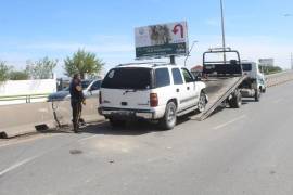El vehículo fue remolcado a un corralón mientras las autoridades daban seguimiento al accidente.