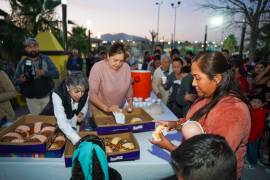 Cientos de familias de la colonia El Escorial se reunieron en la plaza principal para celebrar el Día de Reyes.