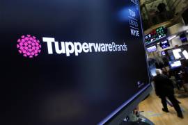 El logotipo de Tupperware Brands aparece en un monitor en el piso de la Bolsa de Valores de Nueva York el 30 de octubre de 2019.