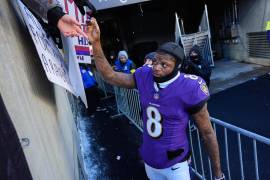 Lamar Jackson no entrenó en toda la semana con Ravens y su presencia ante Packers sigue en duda por una lesión en la espalda.