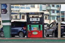 Vehículos reciben combustibles en una gasolinera en La Habana, Cuba.