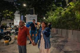 Vecinos de la capital y de ciudades como San Felipe y Valencia salieron en masa a las calles tras el pánico y la confusión generados por dos fuertes sismos consecutivos, el mayor de ellos con una magnitud de 7,5.