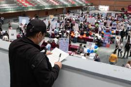 Personas acudieron a buscar empleo en la feria convocado en la Sala de Armas por la alcaldía Iztacalco. FOTO: MOISÉS PABLO NAVA/CUARTOSCURO.