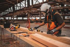Las compañías de la Región Sureste de Coahuila trabajan en ajustes de turnos, costos y controles electrónicos para adaptarse a la nueva jornada laboral.