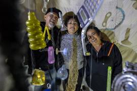 ¡Innova tradición! Enciende artista visual pino navideño con ‘objetos y desechos’ en Saltillo