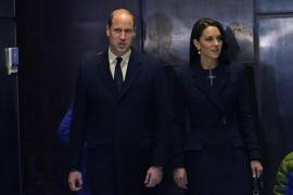 El Príncipe William y Kate, Princesa de Gales, de Gran Bretaña, recorren el Ayuntamiento de Boston.