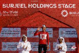 Isaac del Toro celebra su triunfo en la sexta etapa del UAE Tour 2026, resultado que lo coloca como líder absoluto rumbo a la última jornada.