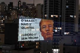 Fotografía que muestra una proyección en un edificio con el mensaje ‘Brasil no es el patio trasero’ y ‘Elecciones sin Trump’ este viernes, en el centro de São Paulom Brasil.