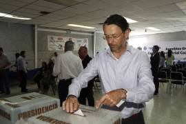 Alfredo López Villarreal, nuevo presidente de la Coparmex Sureste, emite su voto.