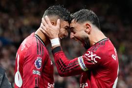 Bruno Fernandes y Casemiro encaminaron el triunfo del Manchester United bajo un escandaloso Old Trafford y frente al Chelsea.