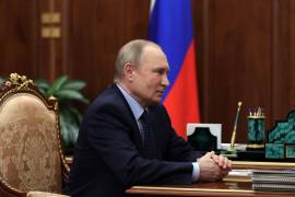 El presidente ruso Vladimir Putin escucha durante una reunión en el Kremlin en Moscú, Rusia.