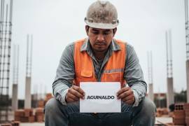 El SAT puede descontar ISR del aguinaldo si supera los $3,394.20 pesos exentos por ley. La LFT lo respalda y el descuento depende del monto total recibido por el trabajador.