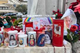 Cartas, globos y flores en las puertas del hospital Gemelli en Roma, donde el papa Francisco permanece ingresado en estado crítico y al que cada día se acercan visitantes para rezar por su pronta recuperación.