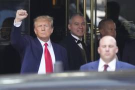 El expresidente Donald Trump sale de la Trump Tower en Nueva York.