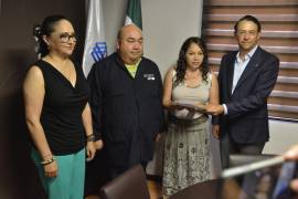 Acompañado por algunos miembros de su plantilla, Alfredo López Villarreal (der.) se registró oficialmente para dirigir la Coparmex Sureste.