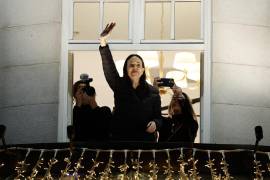 La líder opositora María Corina Machado, ganadora del Premio Nobel de la Paz 2025, saluda a simpatizantes en Oslo, Noruega.