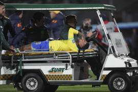 Neymar tuvo que salir en camilla tras haber sufrido una lesión en la rodilla izquierda al disputar un balón con Nicolás de la Cruz.