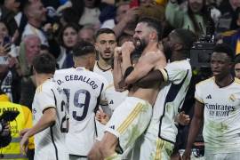 Dani Carvajal del Real Madrid celebra con sus compañeros tras anotar el tercer gol de su equipo en el encuentro ante el Almería en la Liga Española.