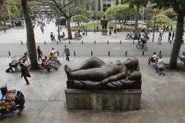 Fotografía de algunas de las esculturas del artista colombiano Fernando Botero, el 17 de abril de 2022, en la Plaza Botero, en Medellín, Colombia.