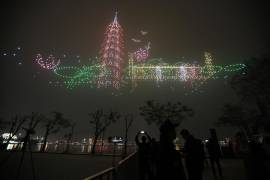 Los drones iluminan el cielo durante un espectáculo de luces con drones en la víspera del Año Nuevo Lunar en Hanoi, Vietnam.