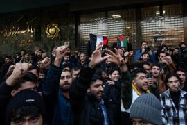 Una protesta frente a la embajada turca en Teherán, Irán, el lunes 2 de diciembre de 2024, para denunciar el apoyo del presidente turco Recep Tayyip Erdogan a los rebeldes sirios. Los avances de una coalición de grupos de la oposición cambiaron abruptamente en diciembre de 2024 el panorama de la guerra civil en Siria después de un largo estancamiento.