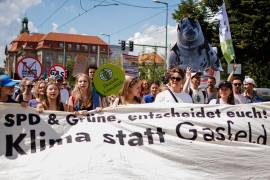 Manifestantes caminan frente al Ministerio de Economía con una pancarta que dice ‘SPD y Verdes, decídanse, clima en lugar de yacimientos de gas’ durante una protesta organizada en Berlín, Alemania