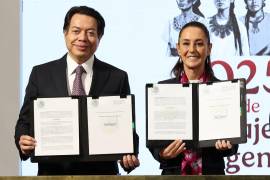 Fotografía tomada durante el evento de la mañanera, donde Sheinbaum firmó el decreto que reducirá la edad de jubilación en beneficio a los maestros y maestras de la SEP.