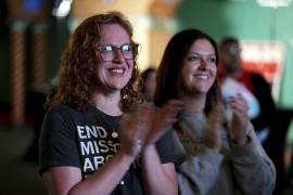 Erika, izquierda, y Leeann, que solo dieron sus nombres de pila, reaccionan tras la aprobación de una enmienda al derecho al aborto en la Constitución de Missouri, el martes 5 de noviembre de 2024, en una fiesta para ver el evento en Kansas City, Missouri. FOTO: