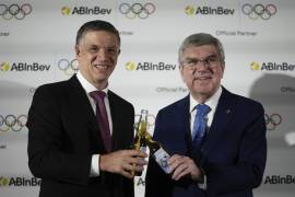El director ejecutivo de Anheuser-Busch InBev, Michel Doukeris y el presidente del IOC, Thomas Bach en conferencia de prensa en Londres para presentar el nuevo patrocinador.