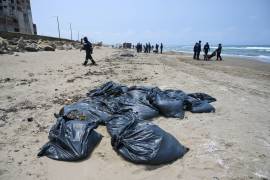 Pobladores de Pajapan, Veracruz, entregaron a elementos de la Marina bolsas con residuos de chapopote recolectados en playas afectadas por un derrame.
