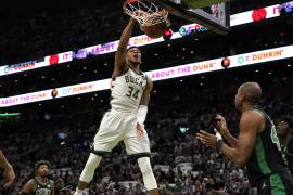 El segundo encuentro de esta serie se jugará el martes también en Boston antes de viajar a Milwaukee para el tercer y el cuarto encuentro.