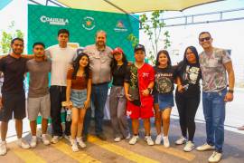Estudiantes de diversas instituciones recibieron árboles como embajadores del cuidado ambiental en sus escuelas.