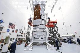 Técnicos e ingenieros de la NASA trabajan en la preparación del Telescopio Espacial Nancy Grace Roman en el Centro Espacial Kennedy de Florida.