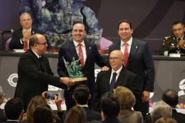El presbítero Luis Fernando Morales, director general de los colegios diocesanos, y el presbítero Manuel Rodolfo Escobedo Díaz de León, director del Colegio San José, recibieron la Presea Saltillo 2026 en representación de la institución.