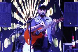 Música. Entre canciones, anécdotas y peticiones del público, Nicho Hinojosa ofreció una noche de romanticismo y bohemia con localidades agotadas.