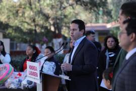 El alcalde de Saltillo, Javier Díaz González, acompañado del director de Educación Primaria, Édgar Alejandro Veloz, y funcionarios municipales, durante la entrega de apoyos en la escuela Miguel Hidalgo y Costilla.