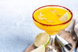 La margarita es un clásico mexicano, pero con un toque de mango se convierte en una bebida tropical que sorprende a todos.