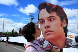 Ciudadanos rinden homenaje con un desfile alegórico al fallecido cantante mexicano Juan Gabriel previo a su sexto aniversario luctuoso en Ciudad Juárez, Chihuahua.