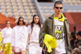 Quizá la combinación más representativa del cambio de París sea la mezcla entre ropa deportiva y prendas sofisticadas. En la imagen, un desfile de Lacoste.
