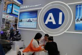 Aendedores de robots con AI esperan la llegada de clientes en la 137ma Feria de Cantón en Guangzhou, en la provincia de Guangdong en el sur de China, el 16 de abril de 2025.