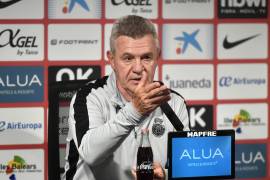 Aguirre comparte momentos emotivos con los futbolistas del Real Mallorca en Son Bibiloni, sede de la rueda de prensa de despedida.