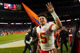 El quarterback Patrick Mahomes de los Chiefs de Kansas City saluda tras la victoria ante los Broncos de Denver.