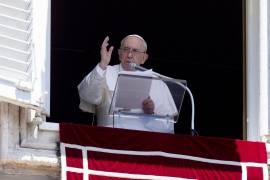 El Papa Francisco dirigiendo el rezo del Ángelus dominical desde la ventana de su oficina en el Vaticano.