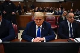 El expresidente y candidato presidencial republicano Donald Trump se sienta en el tribunal penal de Manhattan para asistir a su juicio en Nueva York.
