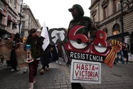 Manifestantes protestan este miércoles por el 56 aniversario de la masacre de Tlatelolco, en Ciudad de México.